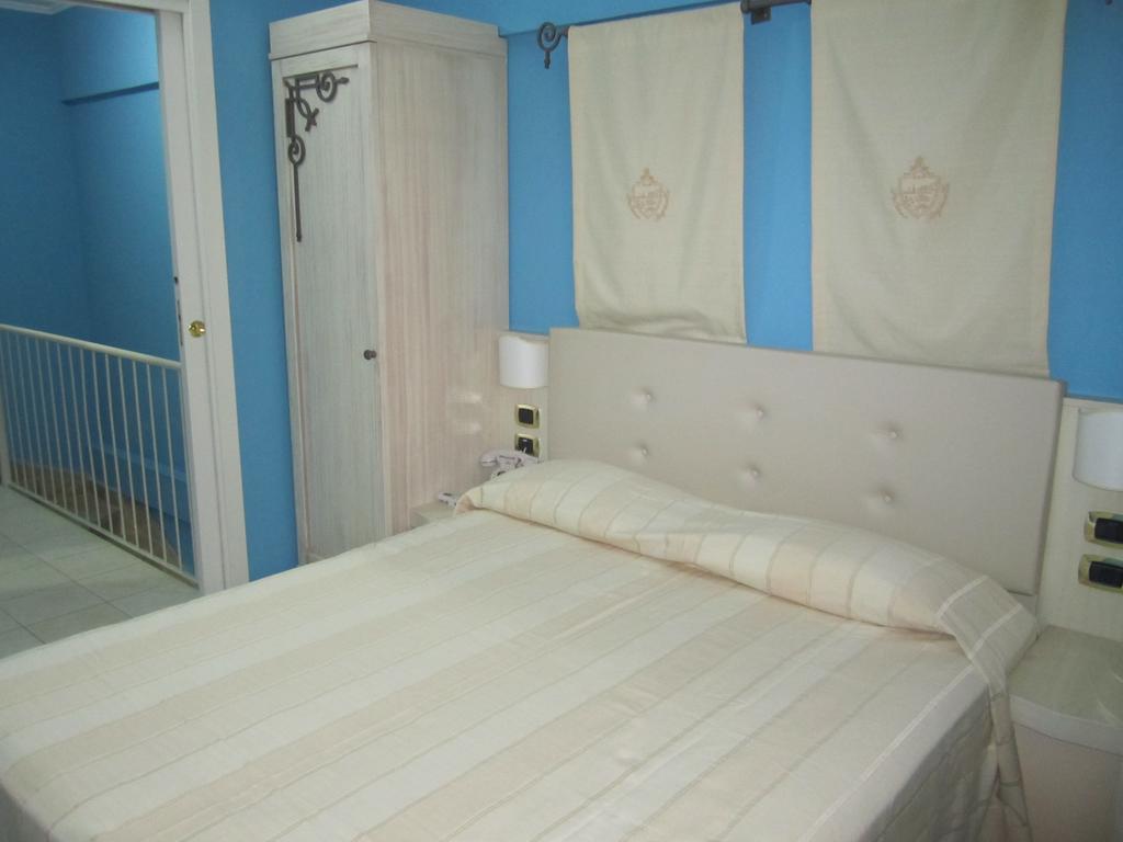 Palazzo Reginella Aparthotel Bovalino Marina Rum bild